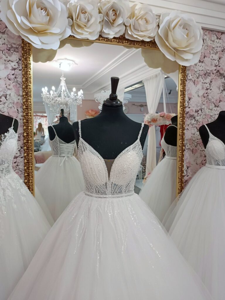 Szalagavató- és báliruha, keringőruha szalon - Miss Ara - Vác