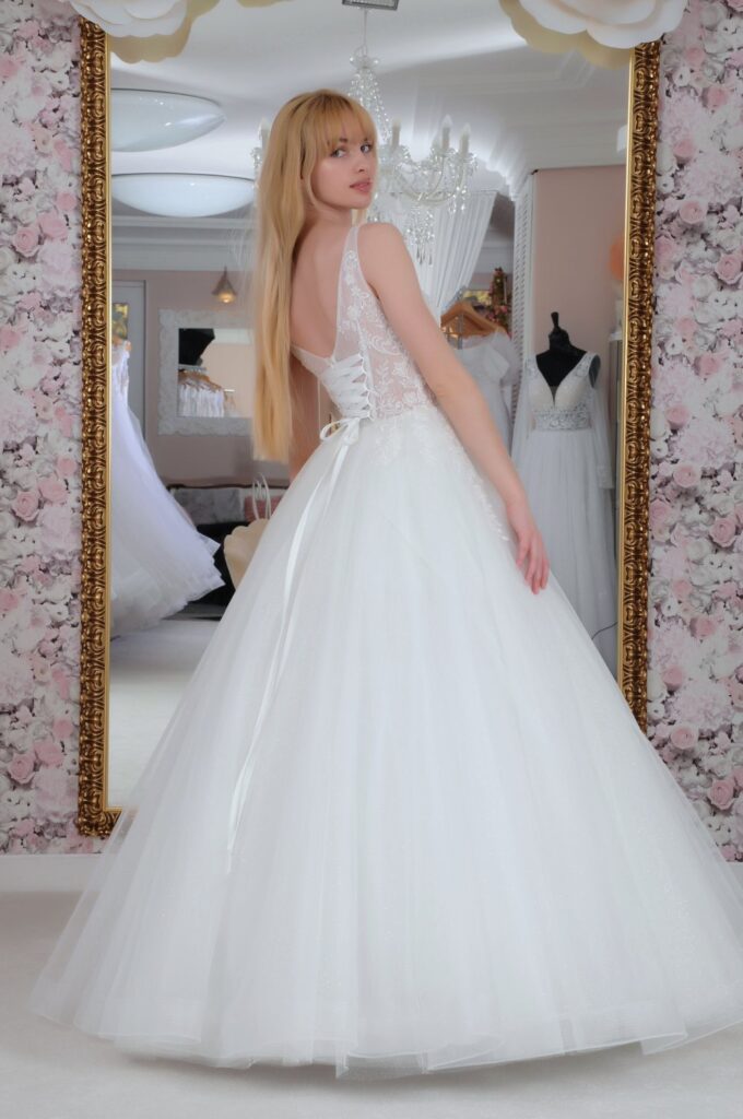 Szalagavató- és báliruha, keringőruha és kölcsönző - Miss Ara - Vác