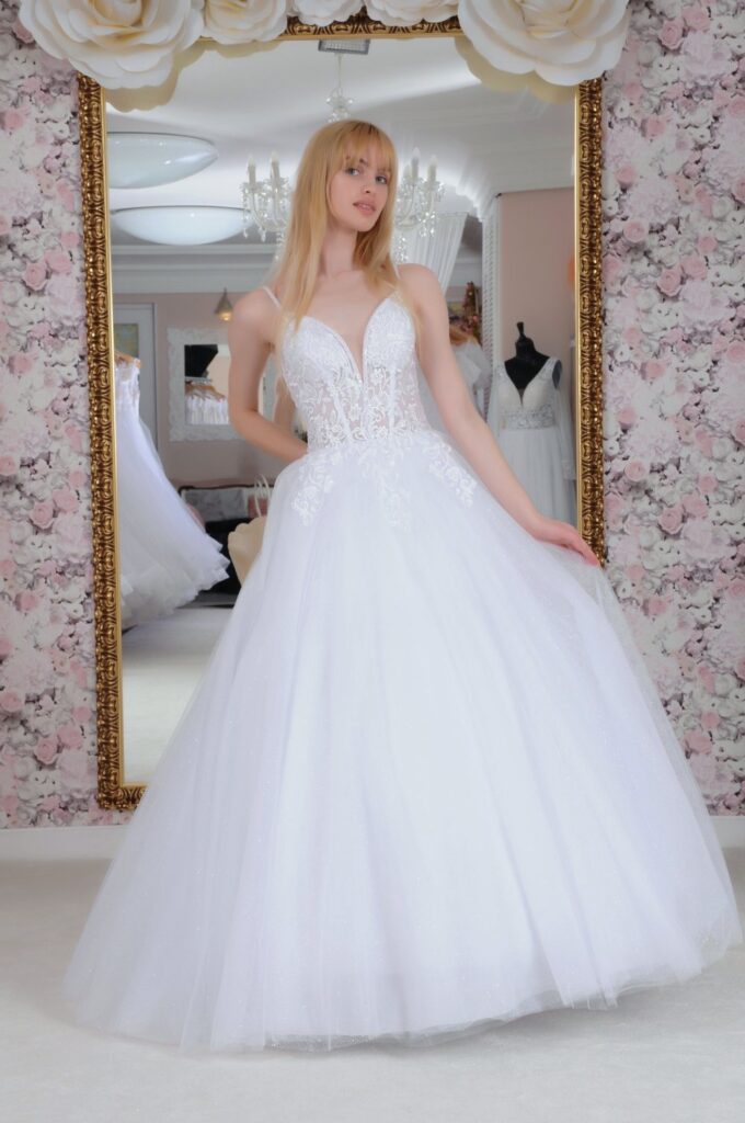 Szalagavató- és báliruha, keringőruha és kölcsönző - Miss Ara - Vác