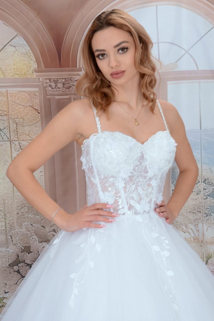 Szalagavató- és báliruha, keringőruha és kölcsönző - Miss Ara - Vác